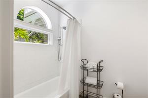 This ensuite has a tubshower combination.