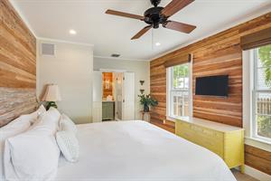 Fresh crisp linens, HDTV, ensuite bathroom  bedroom perfect