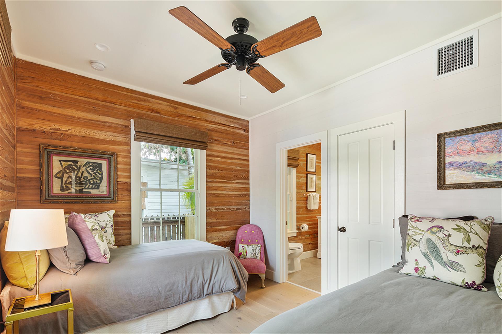 Downstairs twin bedroom is so comfortable Ensuite bathroom.