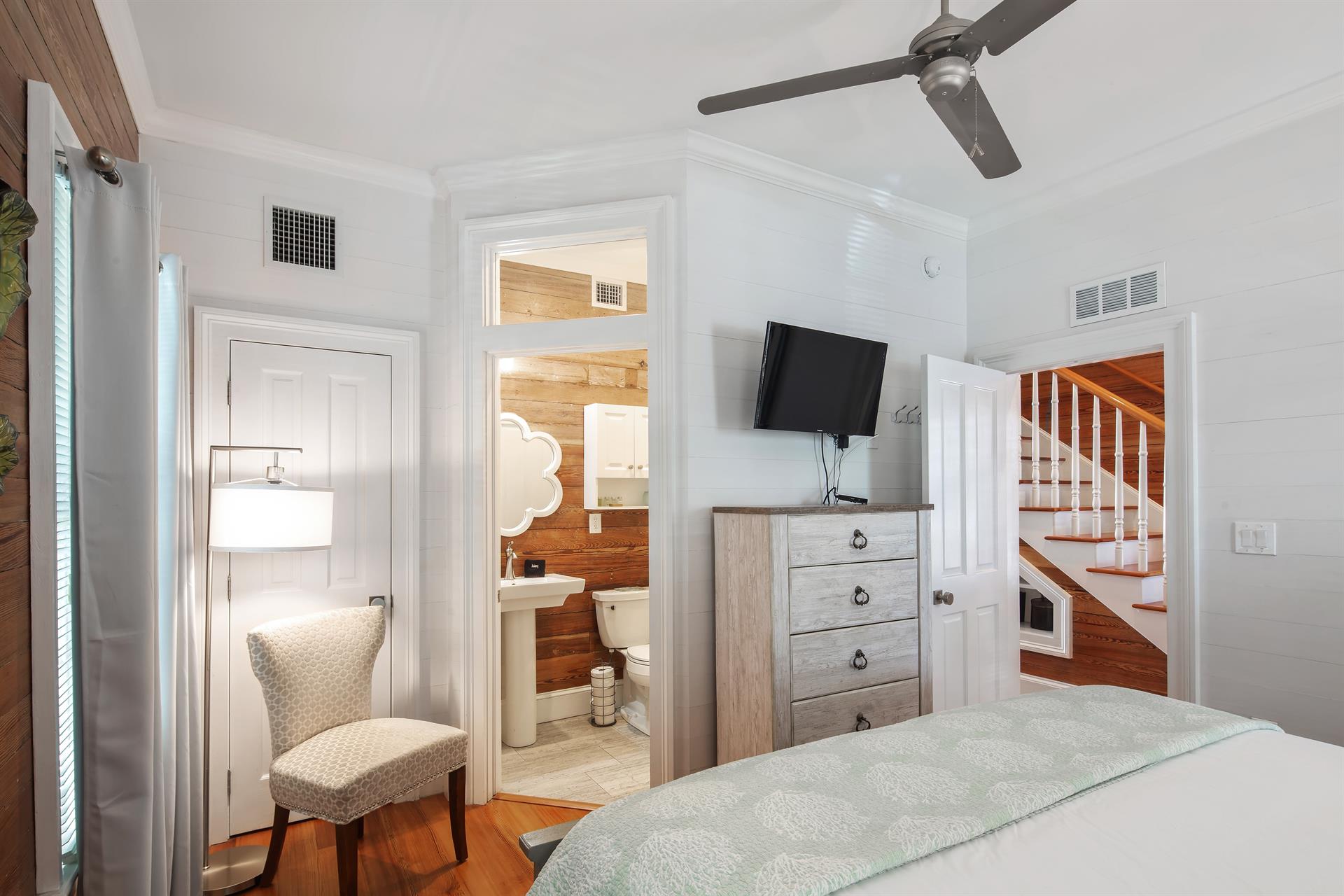 1st floor king bedroom with en suite bath