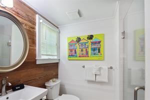En suite bath with Key West decor