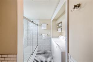 Tubshower combo and full size washerdryer