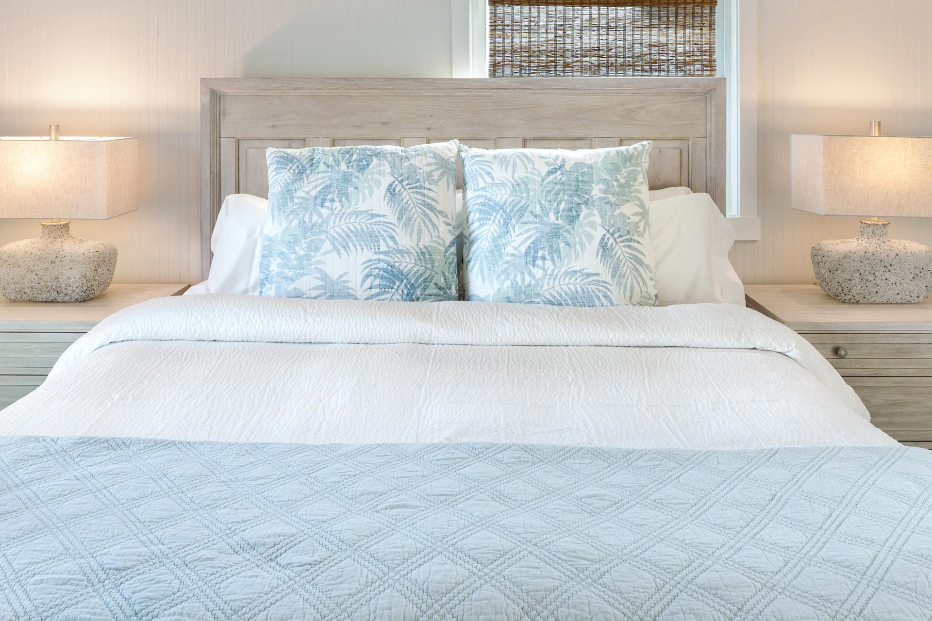 King bed with dual nightstands and bedside lighting.