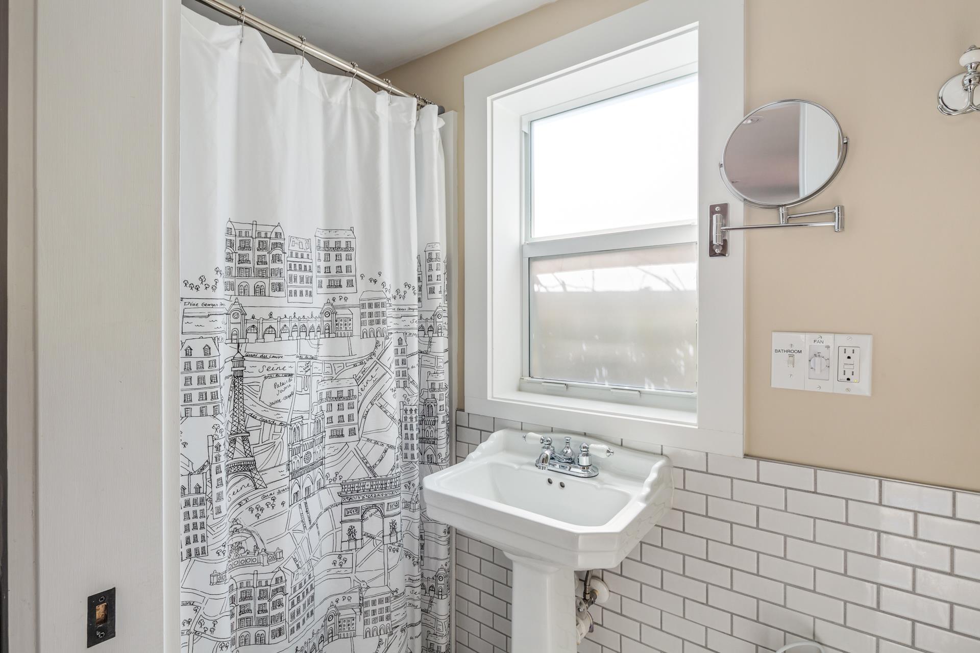 Convenient full bath with walkin shower.