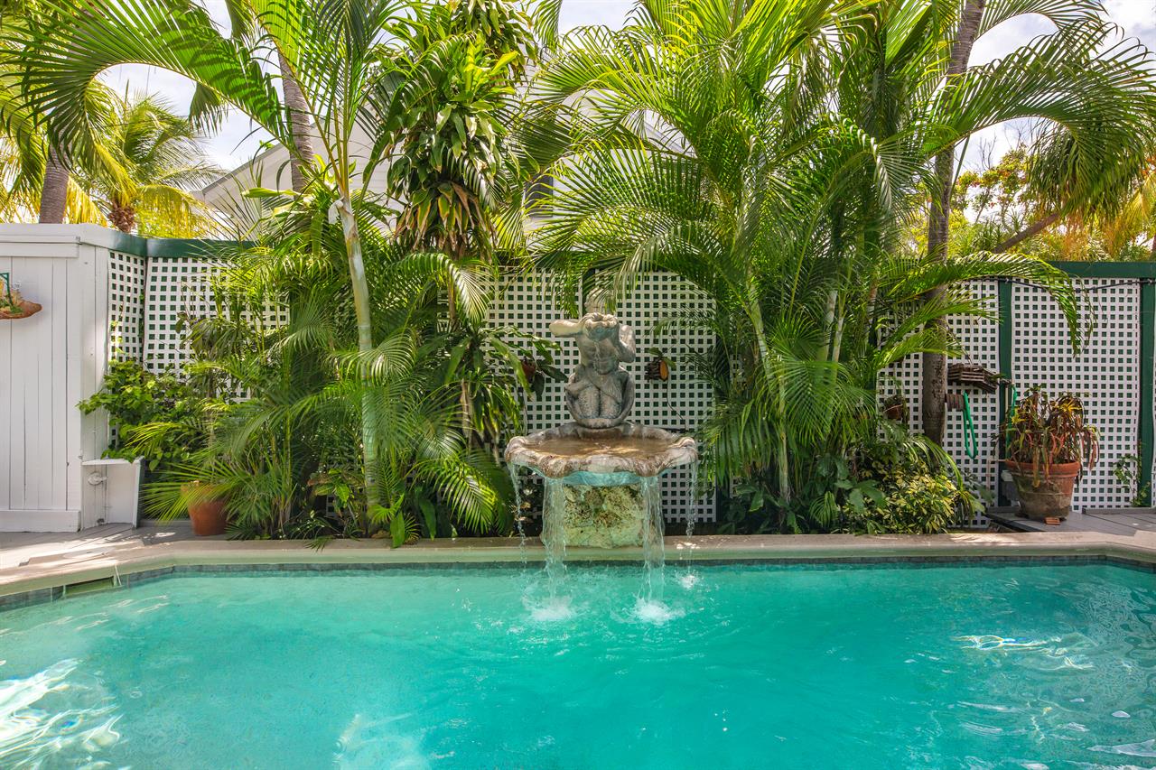 The 6 ft fence gives you and your guests plenty of privacy