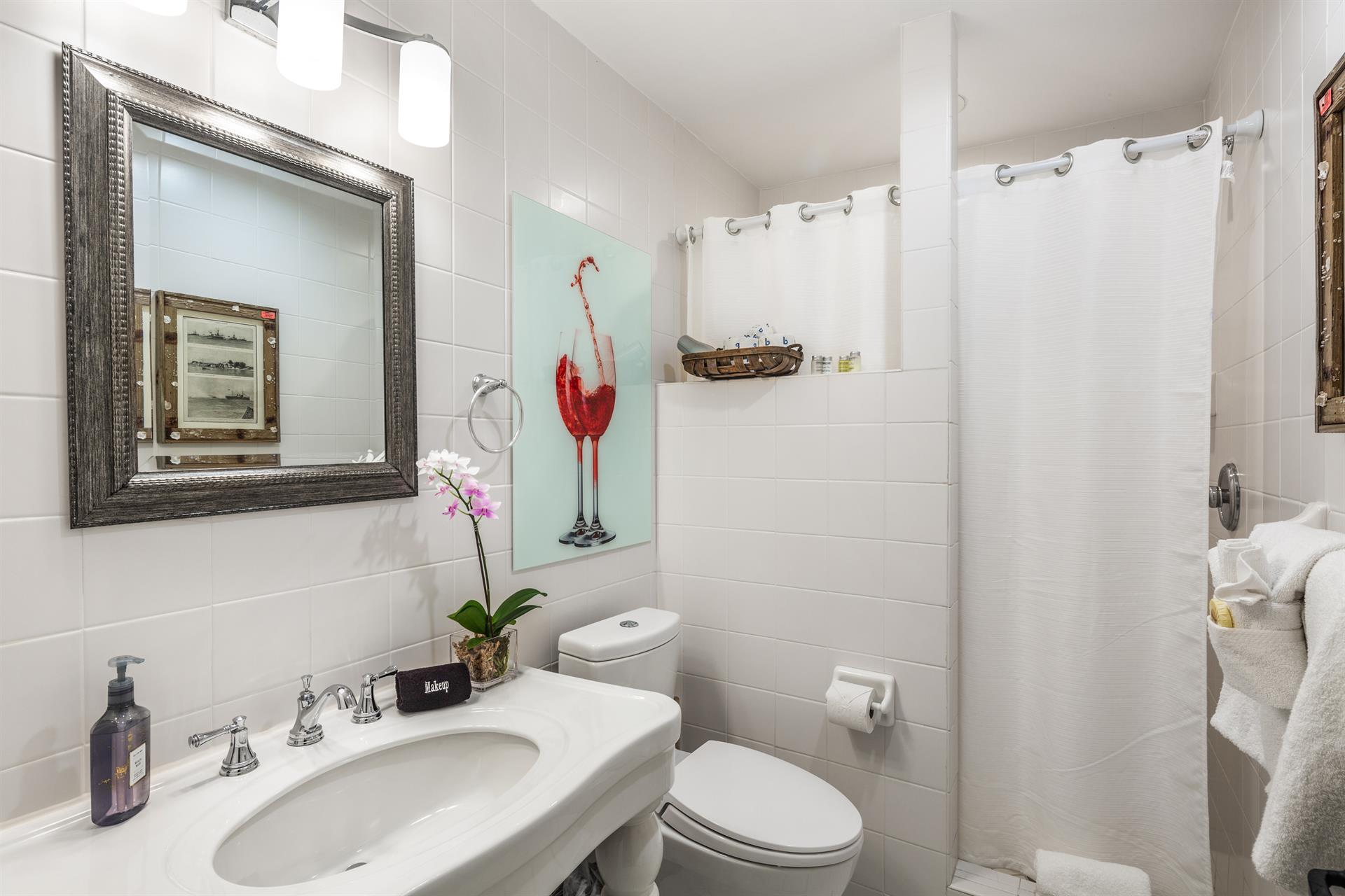 Rooster Conch also has an ensuite bath with walkin shower.