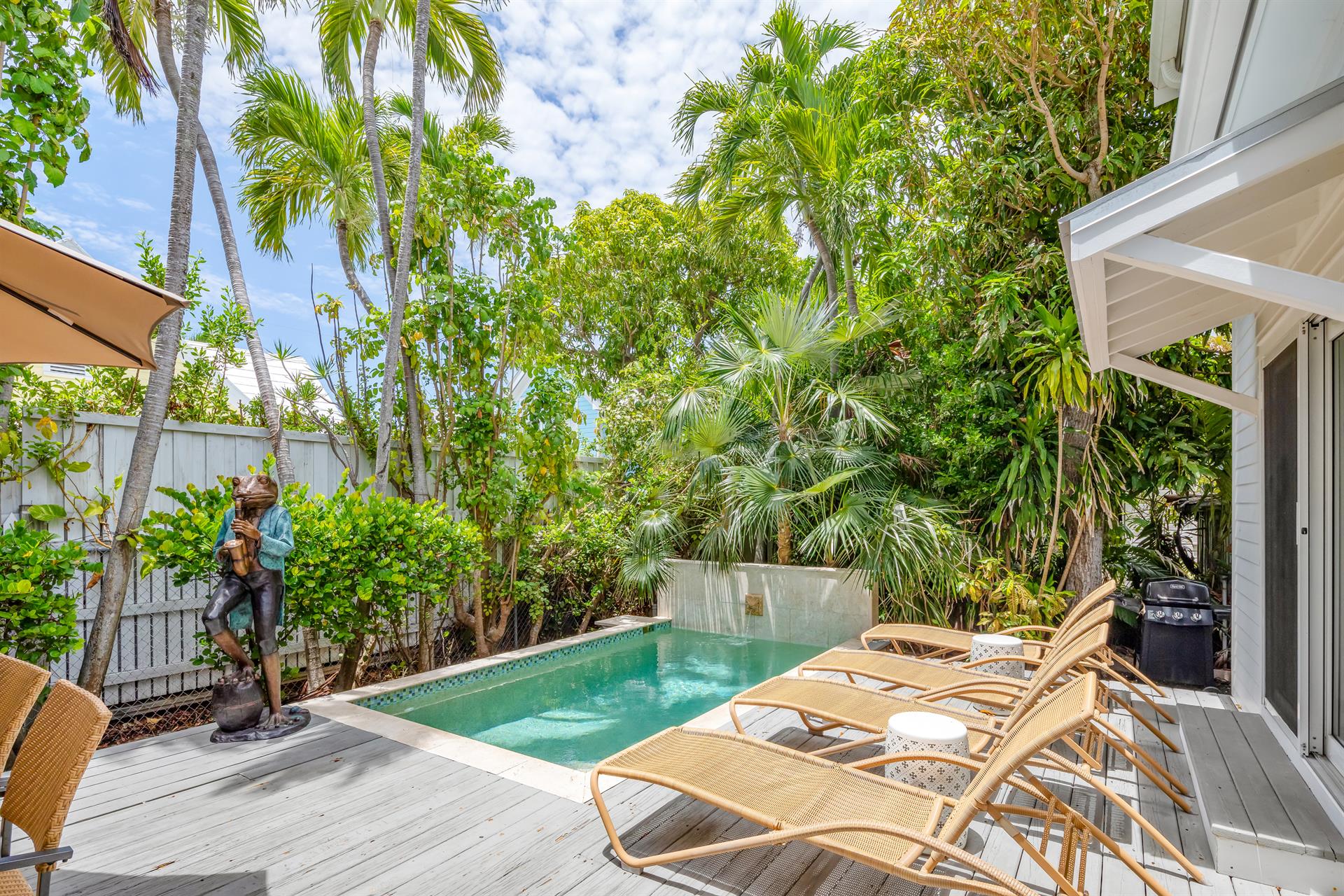 One more look at the fabulous outdoor area at Lillys Pad