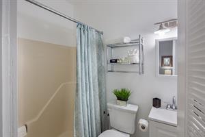 Full ensuite bathroom with tubshower combination.