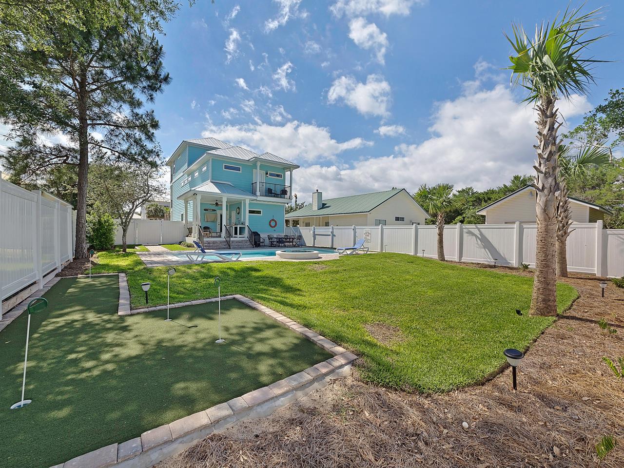 149850 Largebackyardwithputtinggreen