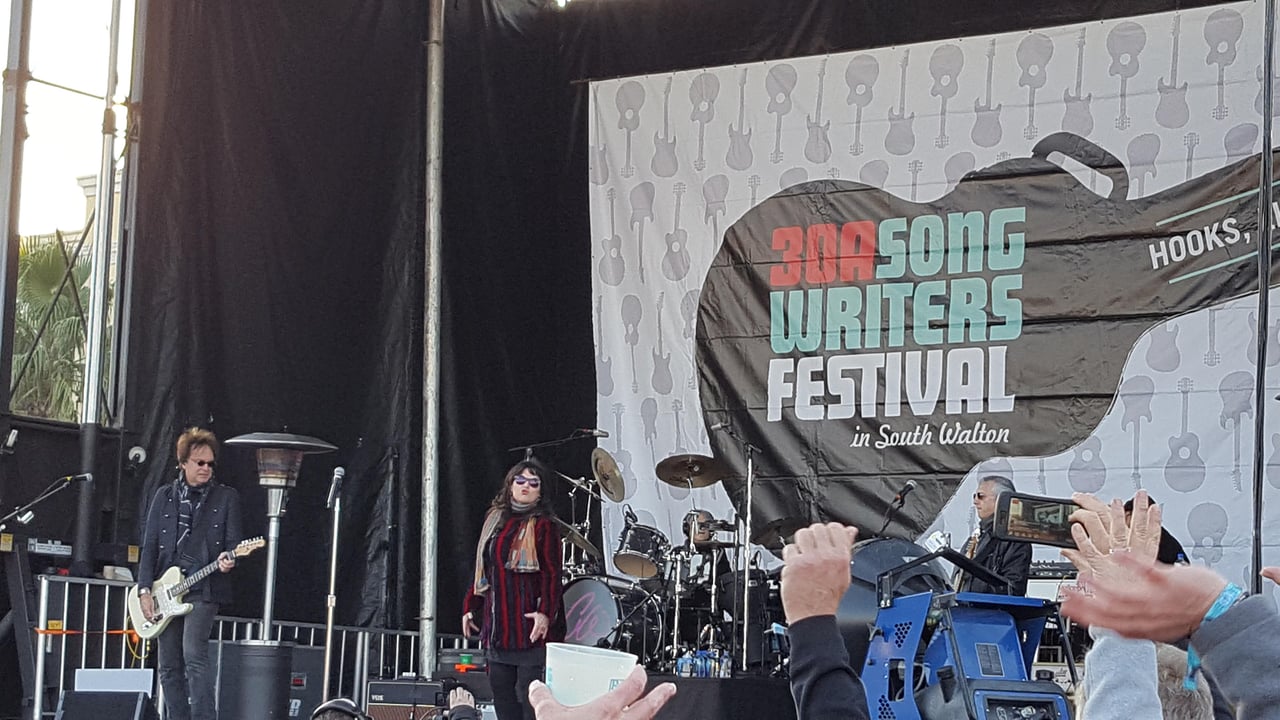 Ann Wilson blows a kiss