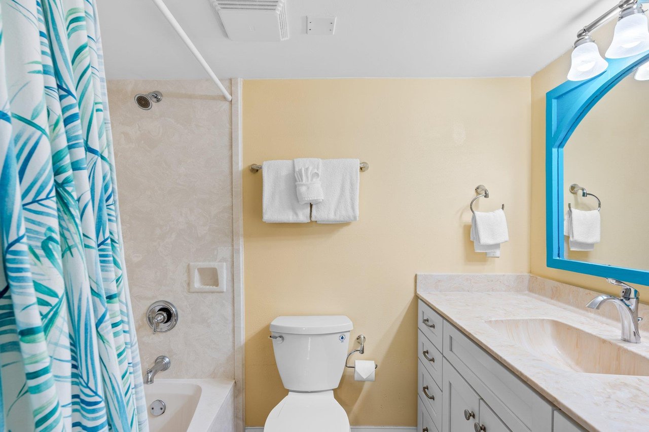 Guest Bathroom with Tub