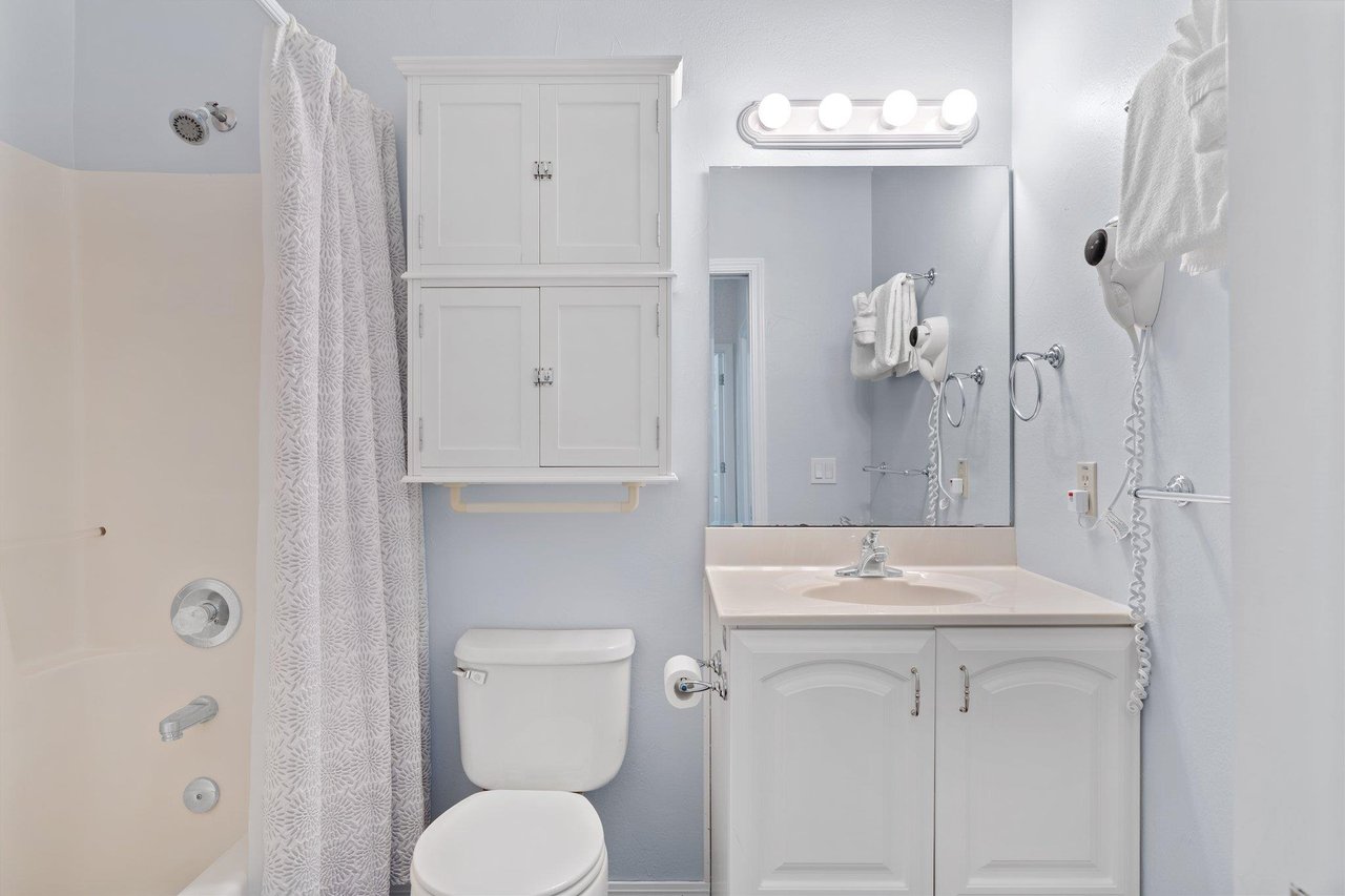 Shared Bathroom 2 on 1st floor