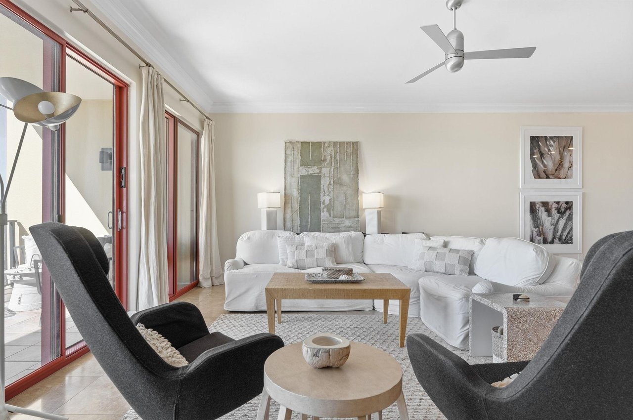 Living Area with Swivel Chairs