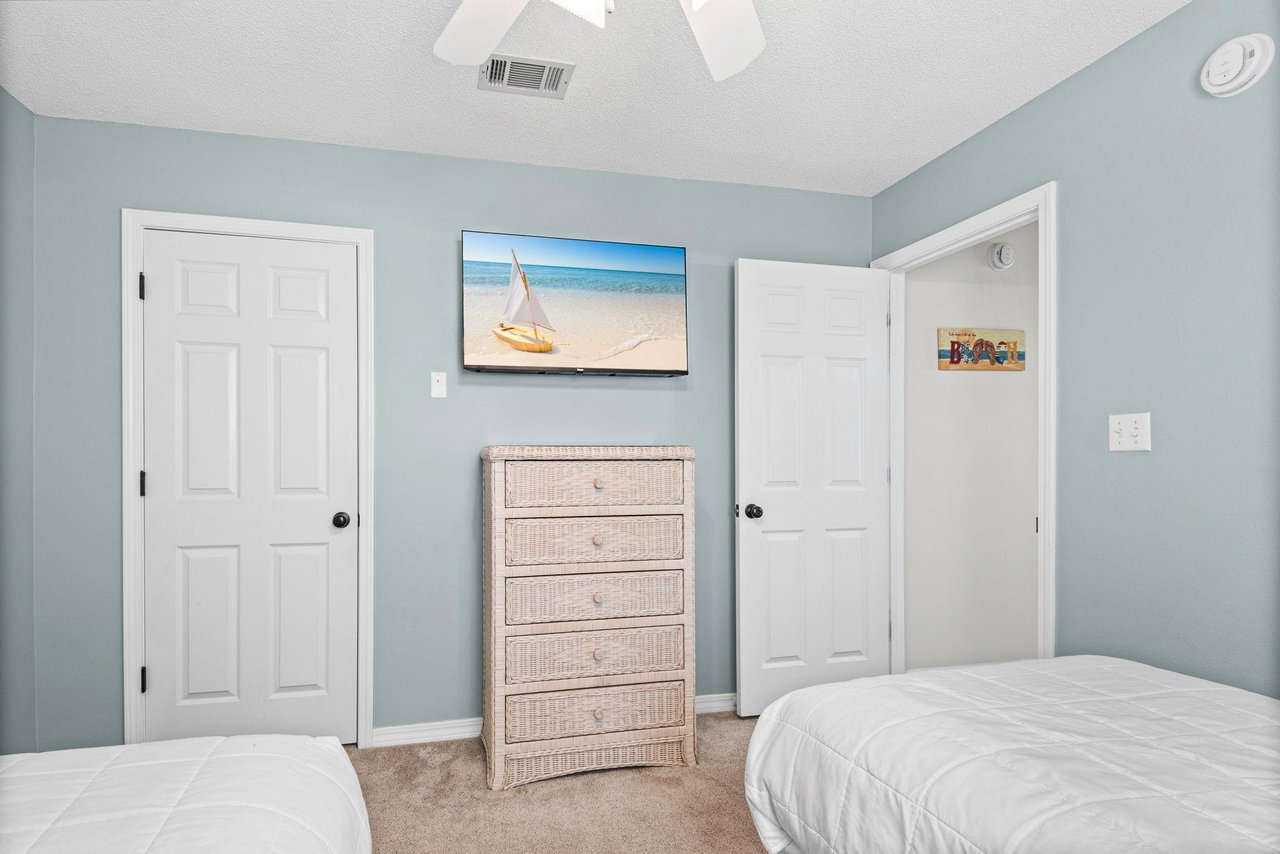 Bedroom 3 with 2 twin beds and TV