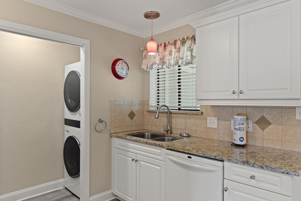 Convenient in unit Laundry off kitchen on 1st floor