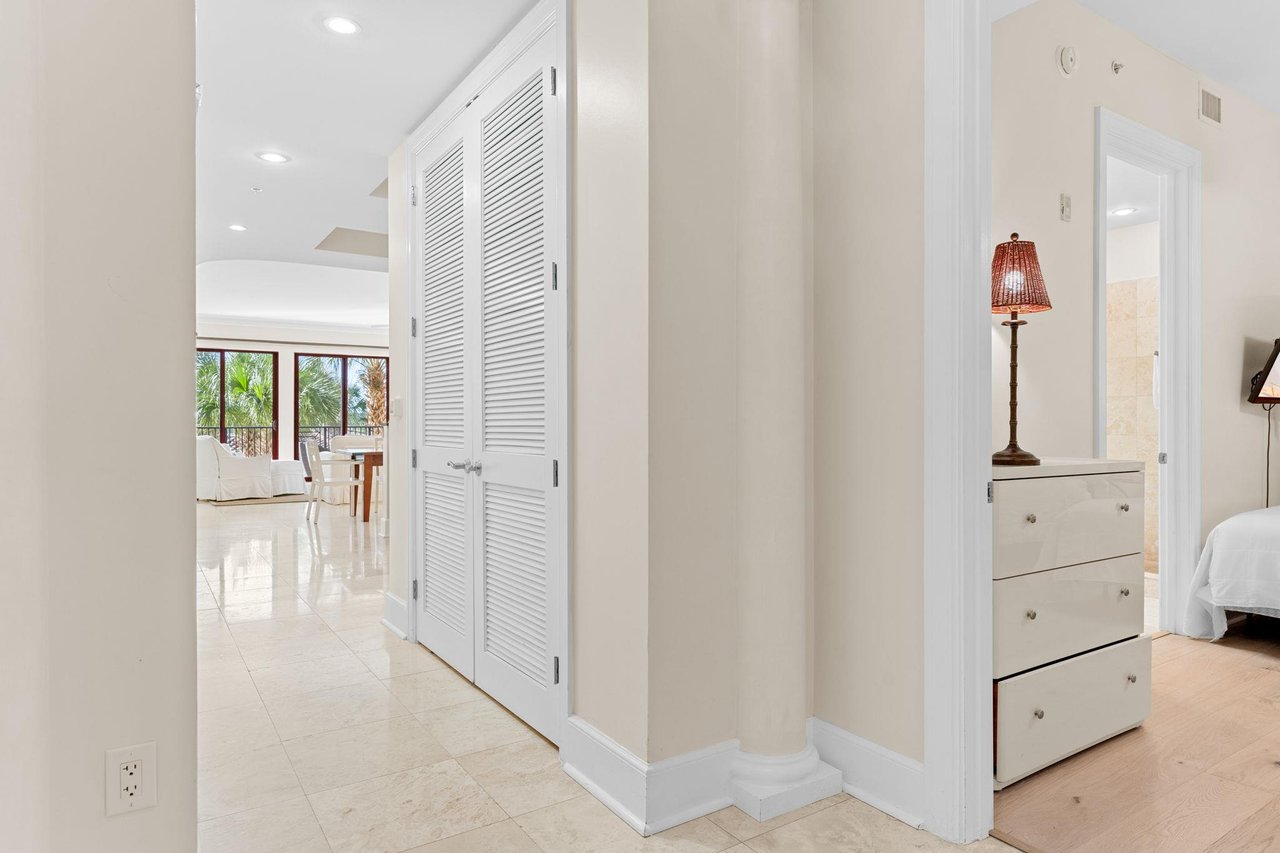 Spacious Entryway of 1115