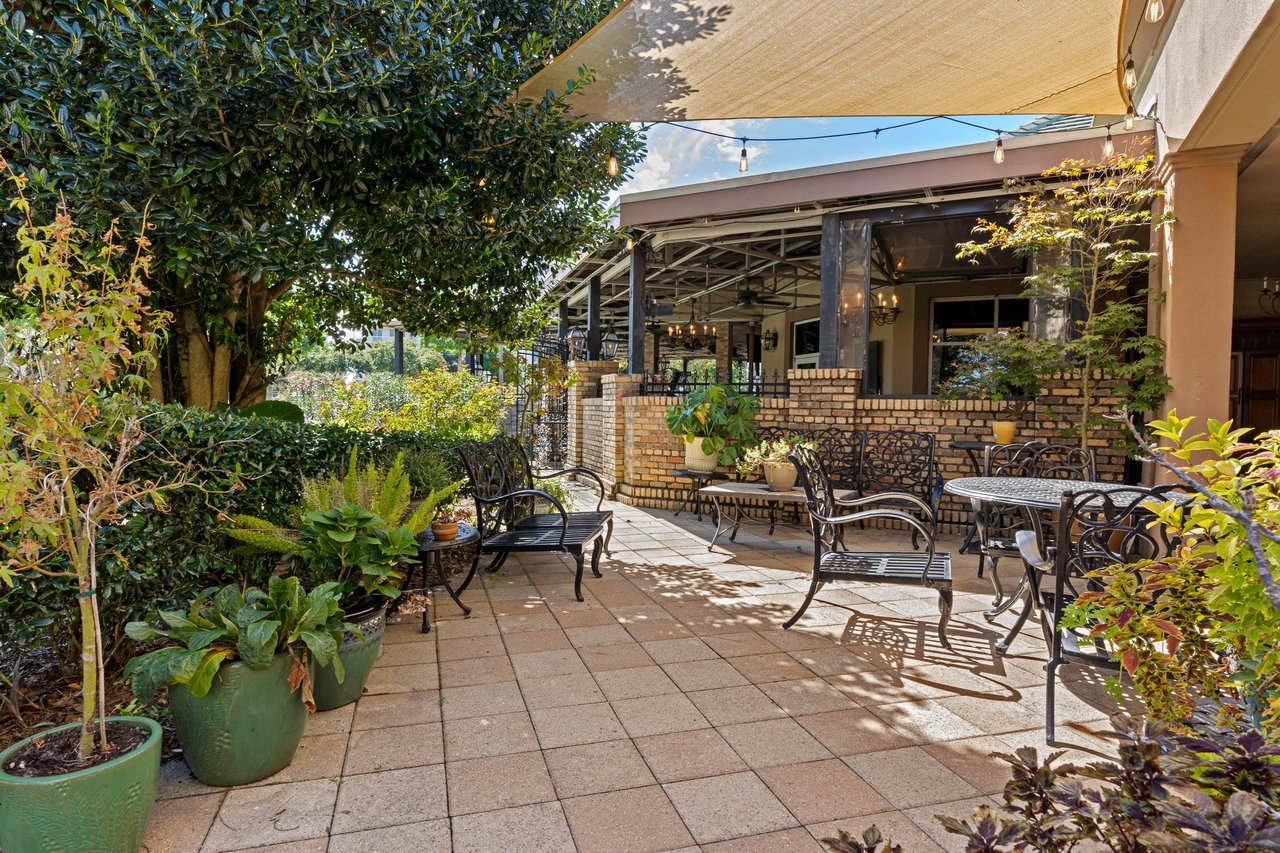 Ruths Chris Outdoor Area