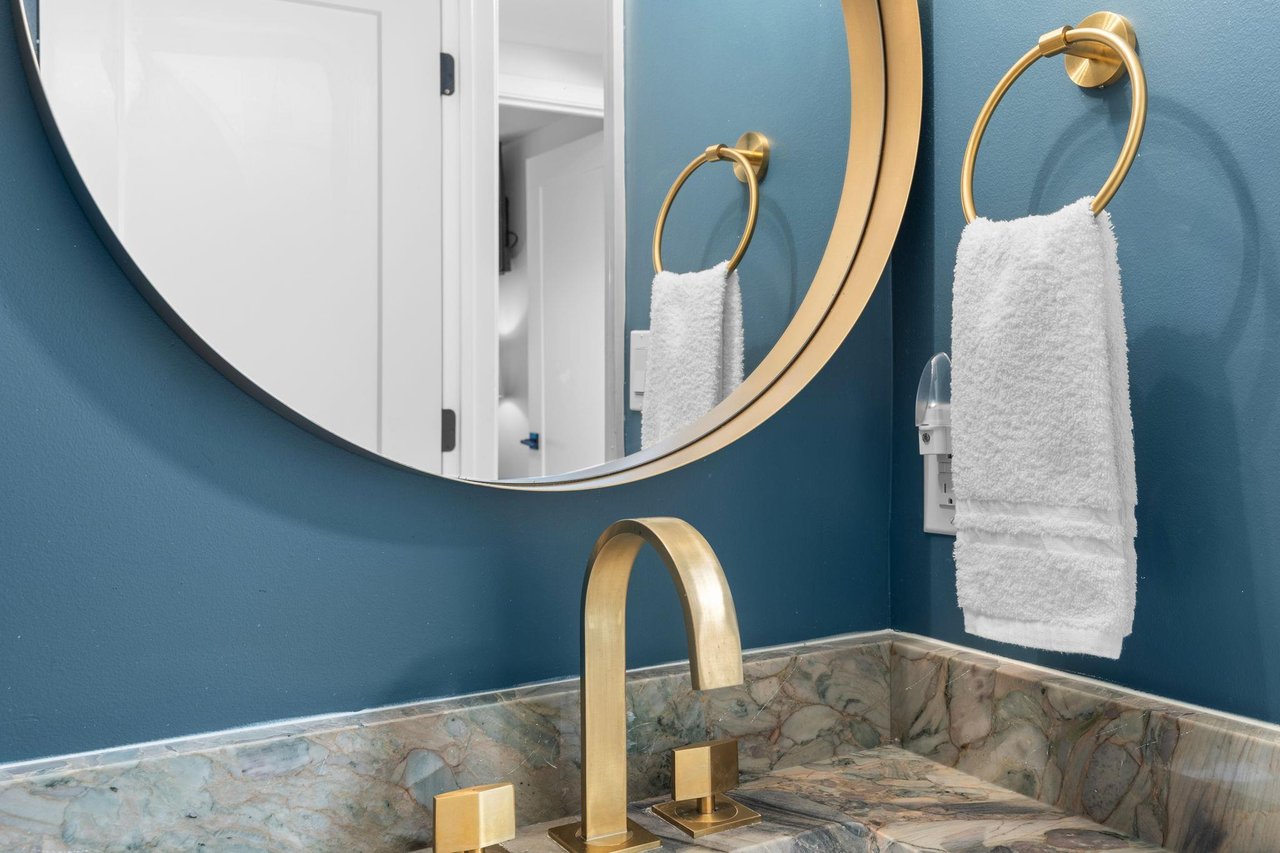 Full Bathroom 2
