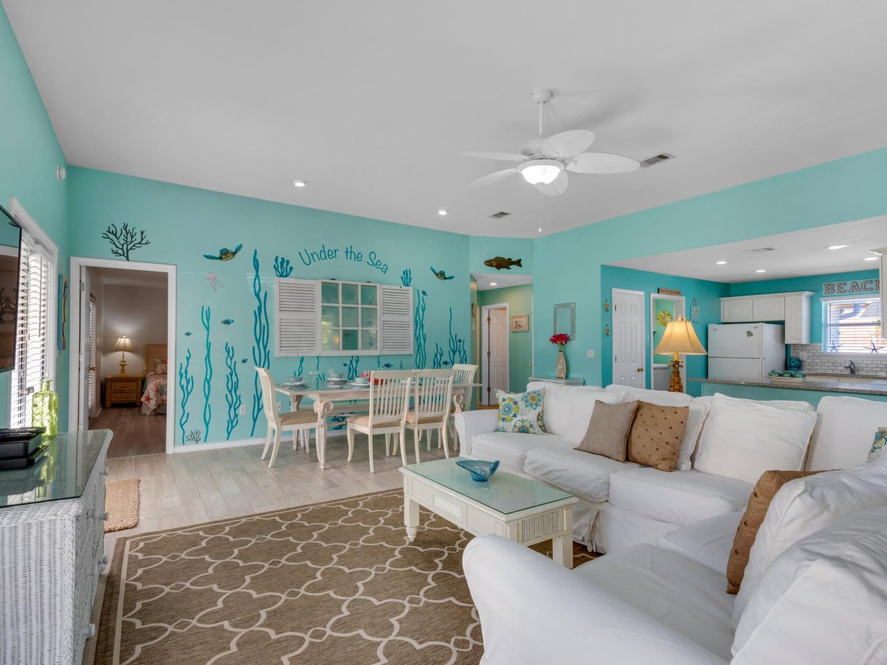 489233 Coastal Charm