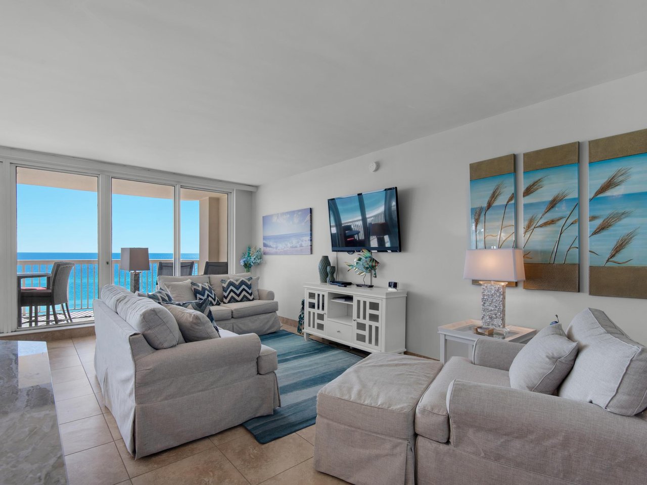 991341 Living Area With Flat Screen Tv