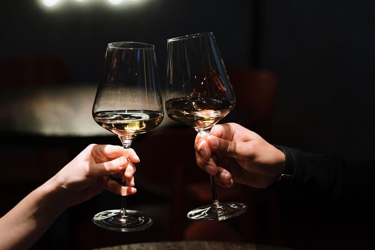 2730402 Twopersonholdingwineglasses