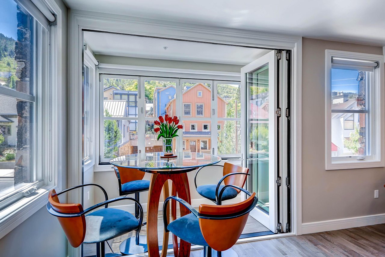 Distinctive casual seating  ParkCityLodging_820ParkAve204_Living_3