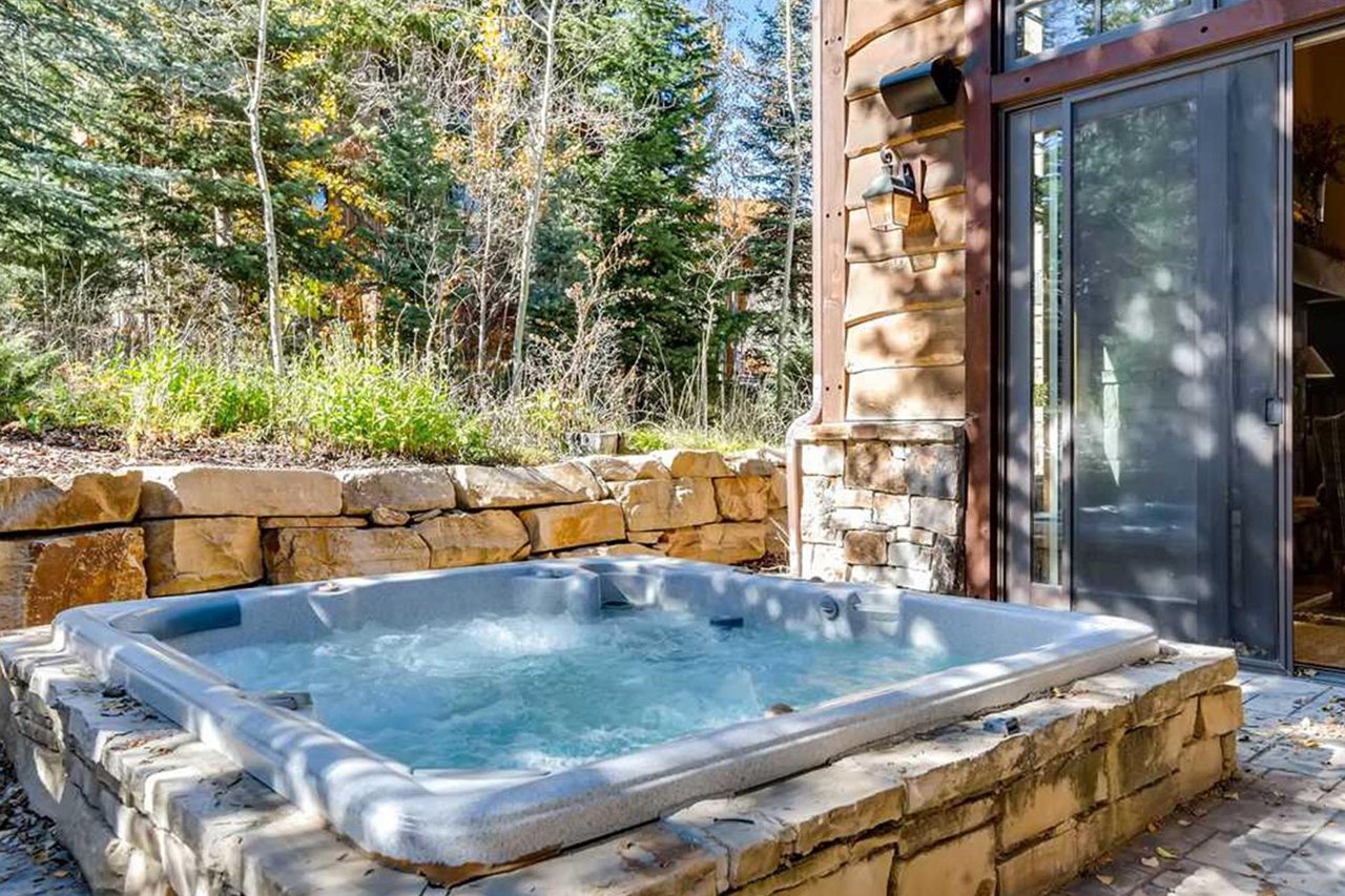 39956 Headeroutdoorhottub