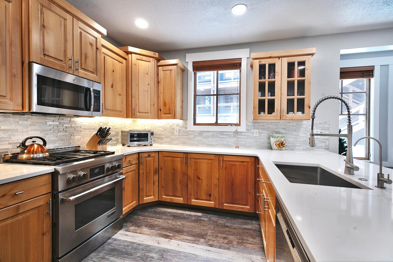 Fully equipped kitchen, stainless steel appliances and wooden cabinets