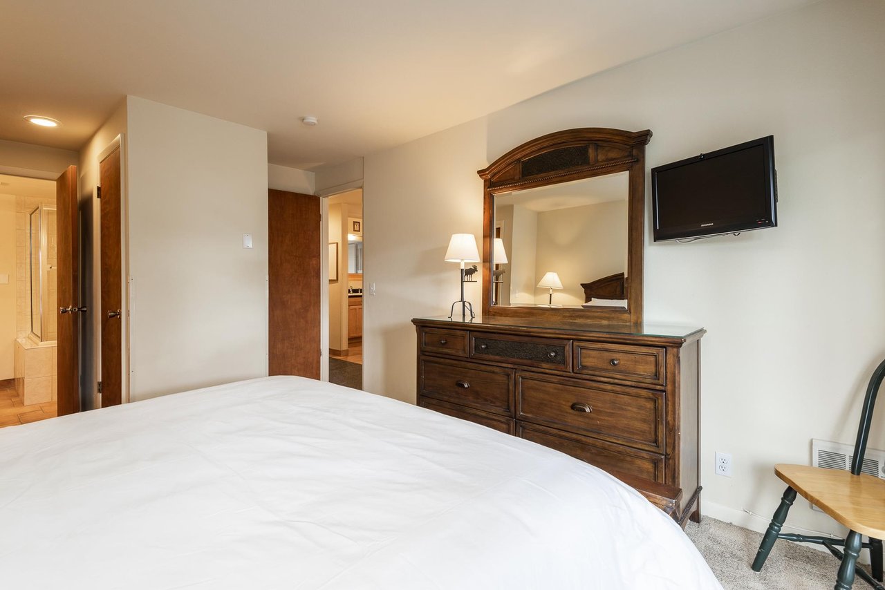 Main bedroom with a luxurious kingsized bed