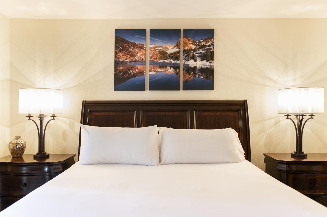 Comfortable kingsized bed in the main bedroom