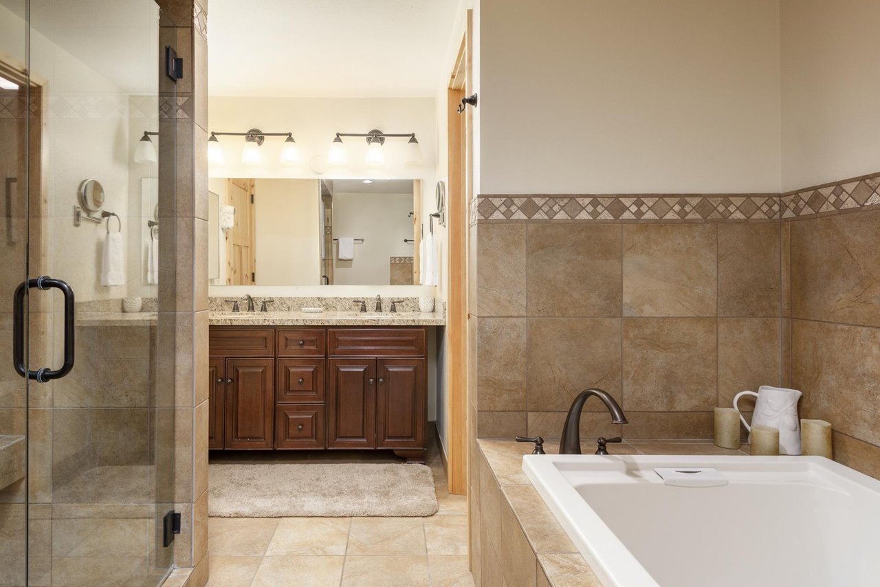Gorgeous ensuite main bathroom