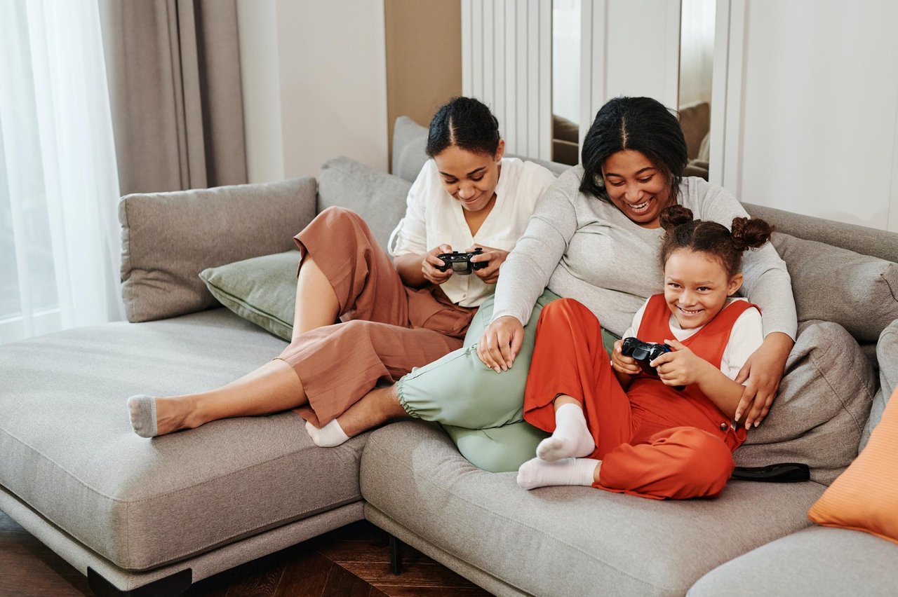 4055673 Motherwithtwochildrenoncouch