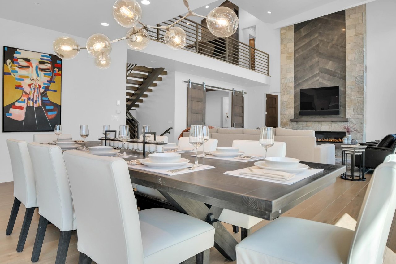 4193192 Parkcitylodgingsunridgecourtdiningarea