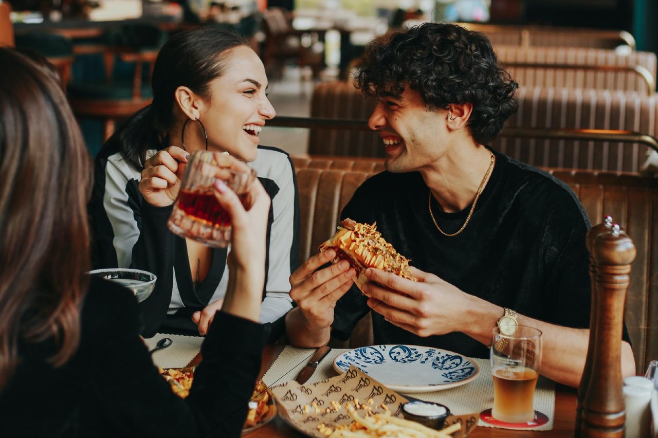 4783552 Friendshavingfooddrinksatrestaurantinparkcity