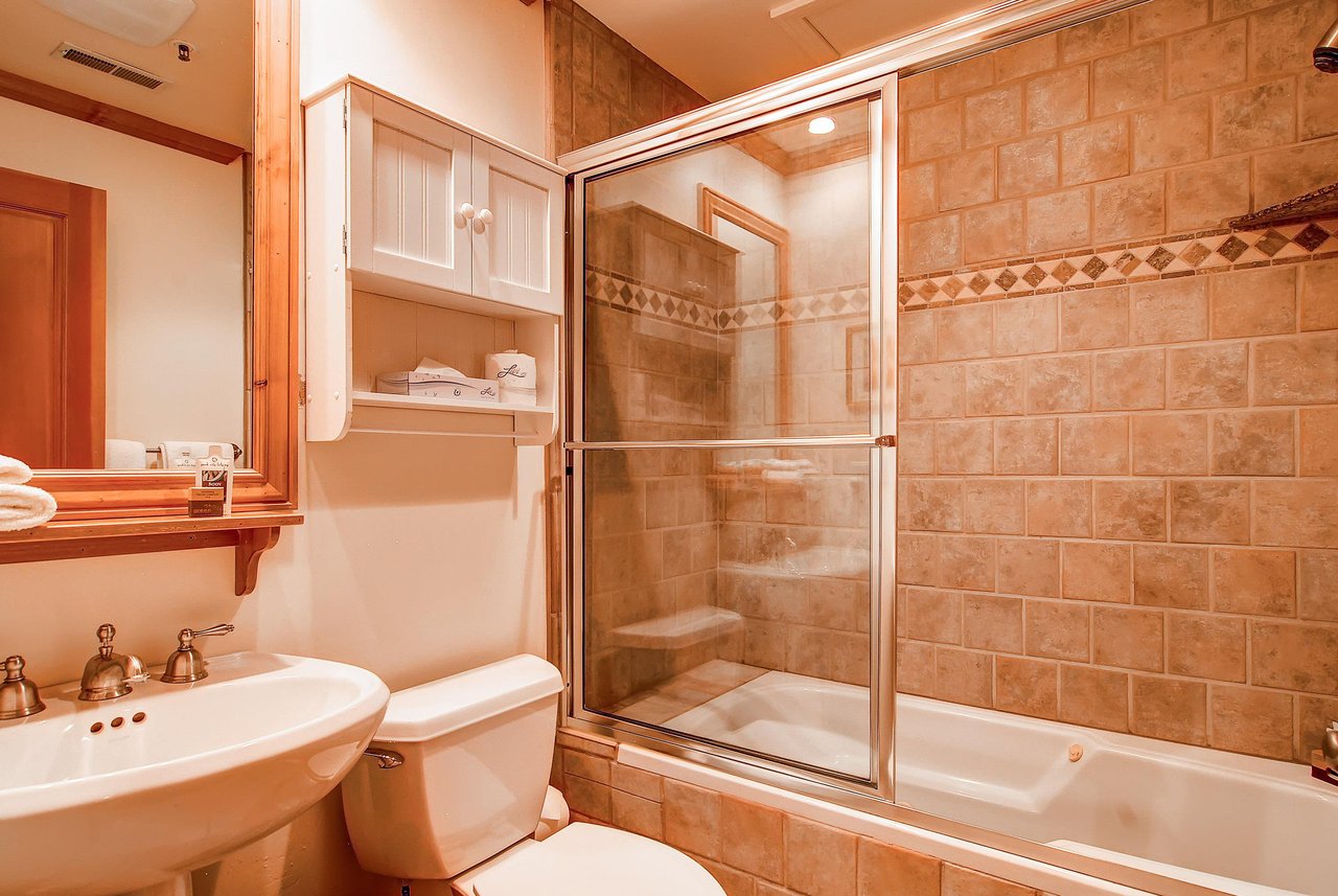 Second bedroom bath  Park City LodgingLift Lodge 203