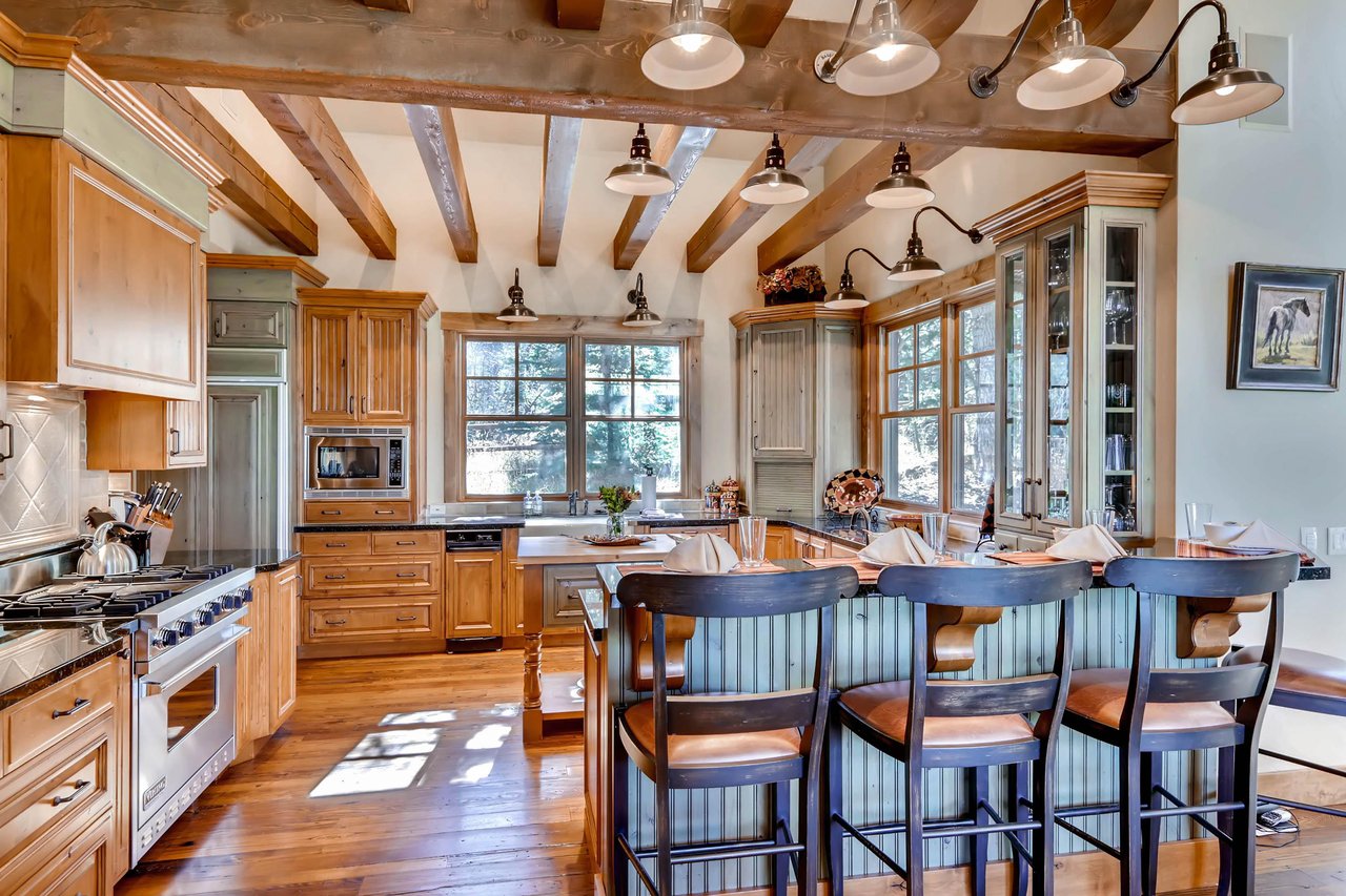 Magnificent chefs kitchen, hardwood floors, highend appliances, and Oakwood cabinets