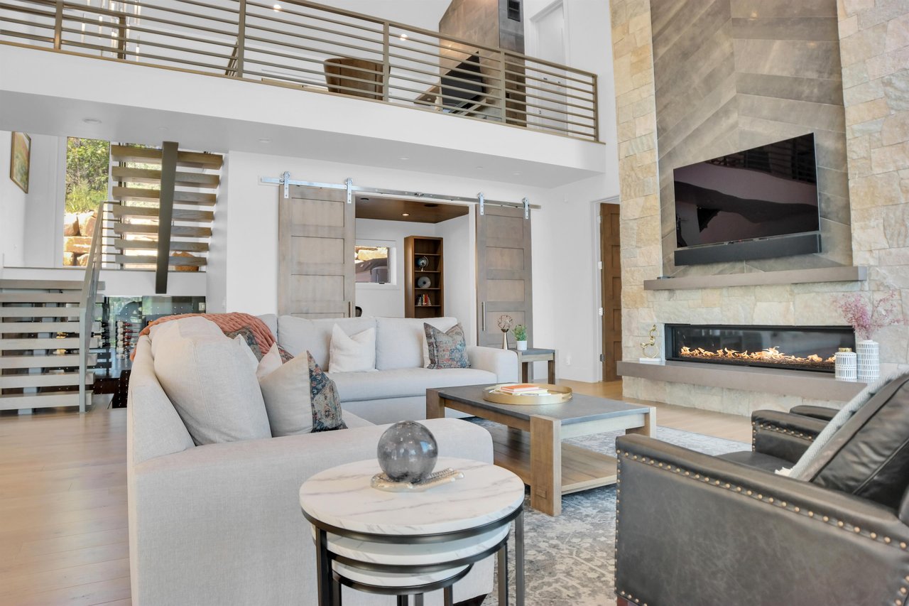 Vacation home living room with stunning modern finishes, high ceilings, and comfortable furnishing.