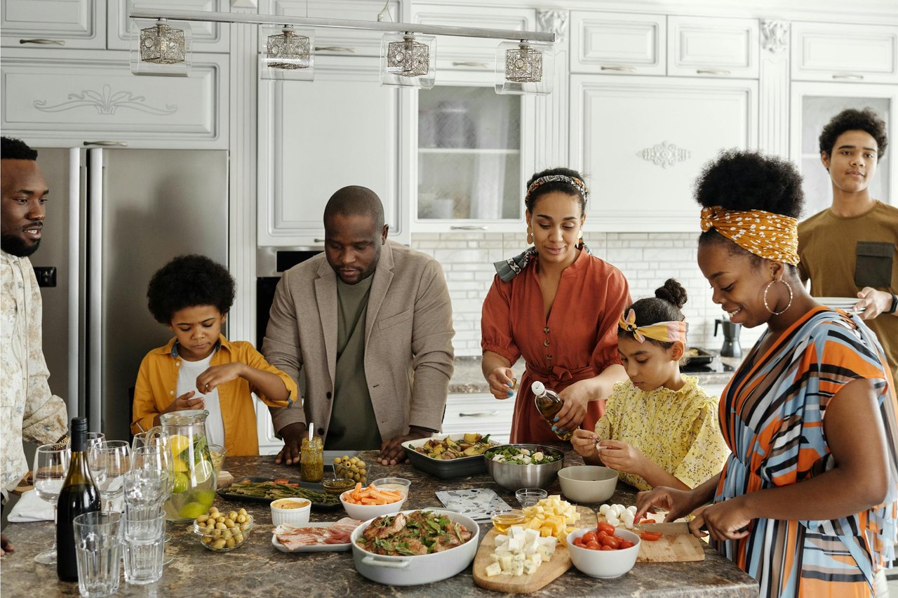 5214766 Familymakingdinnertogether