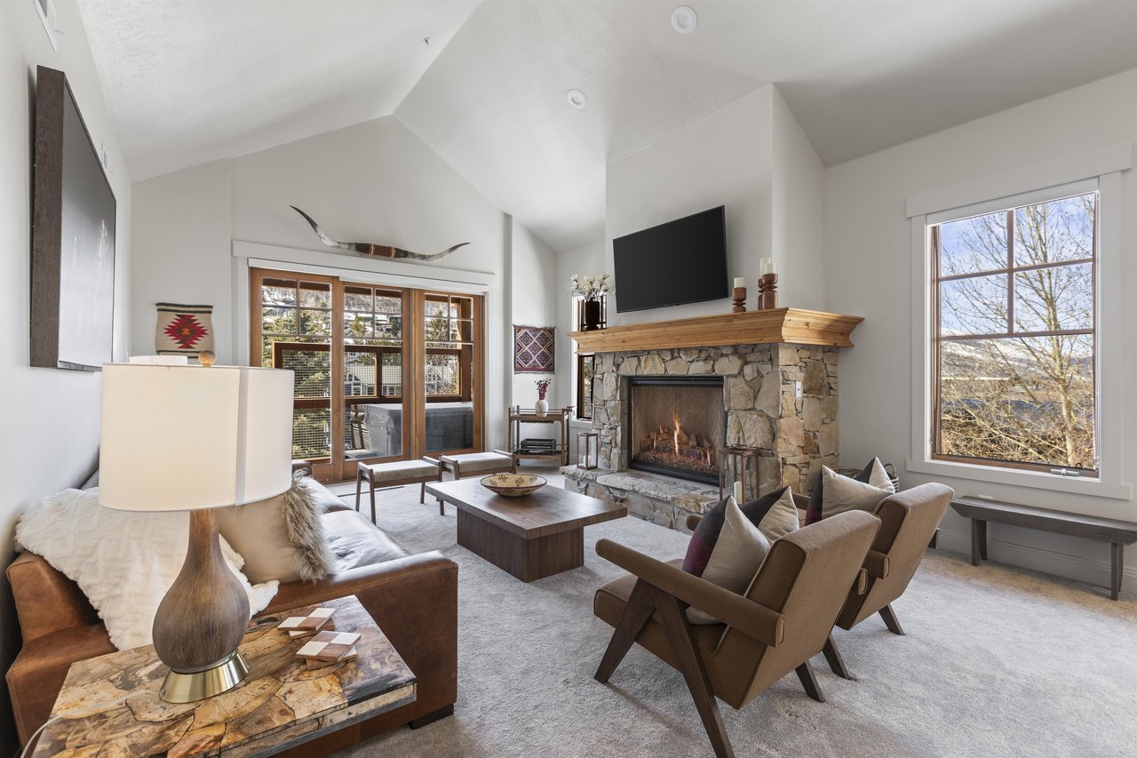 The three bedroom Town Pointe B205 condominium offers skiin and out access to Town Lift and walking distance to Historic Main Street.