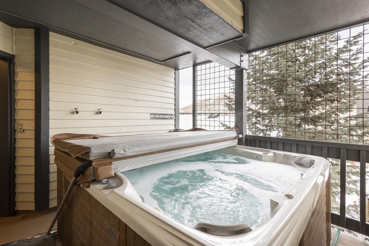 Therapeutic hot tub for a day after the slopes