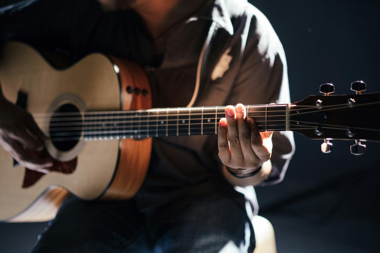 5792754 Manplayingguitar