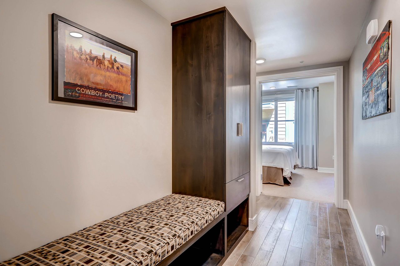 ParkCityLodging_820ParkAve204_Hall_1