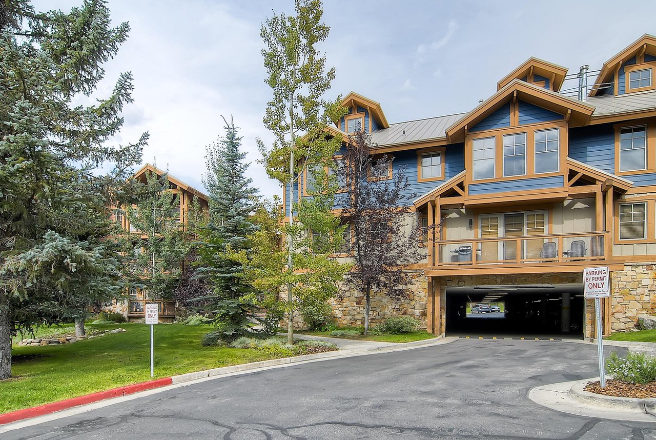 The three bedroom Town Pointe B205 condominium offers skiin and out access to Town Lift and walking distance to Historic Main Street.