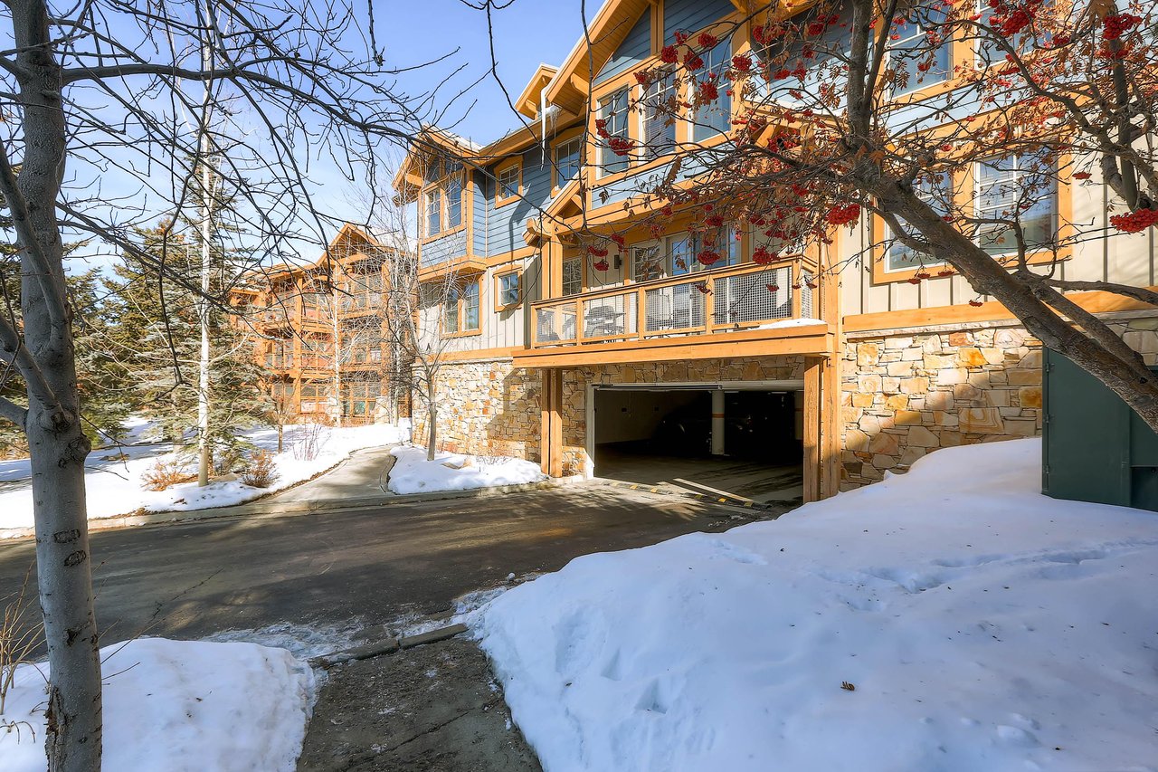 The three bedroom Town Pointe B205 condominium offers skiin and out access to Town Lift and walking distance to Historic Main Street.