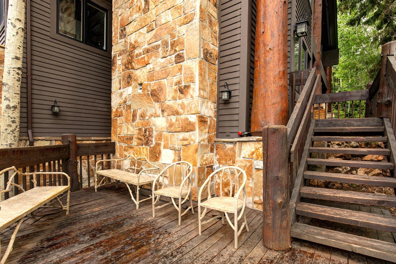 Aspen Hollow 6 has a seating area on the private patio.