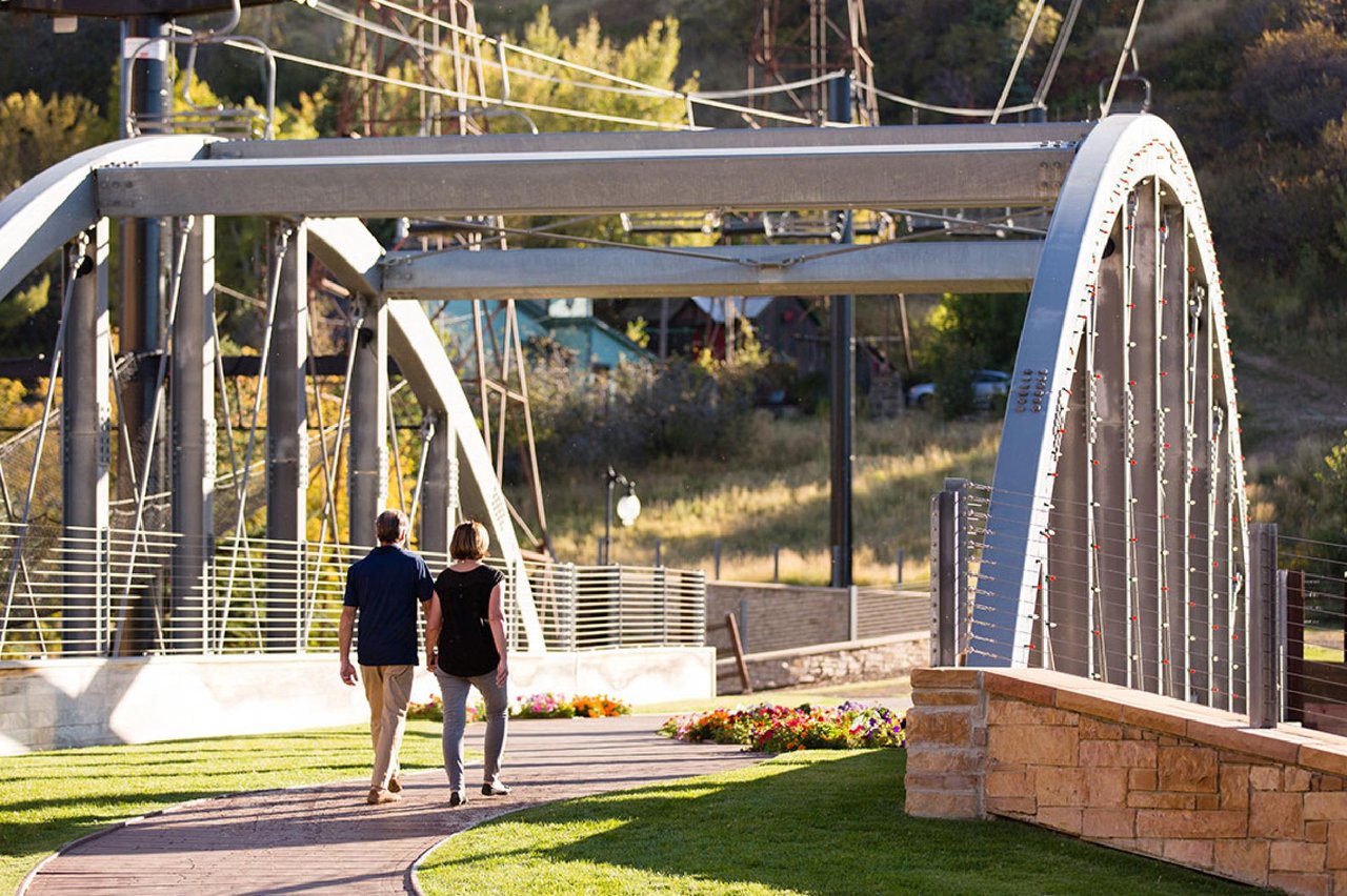 6376250 Couplewalkingoverbridge