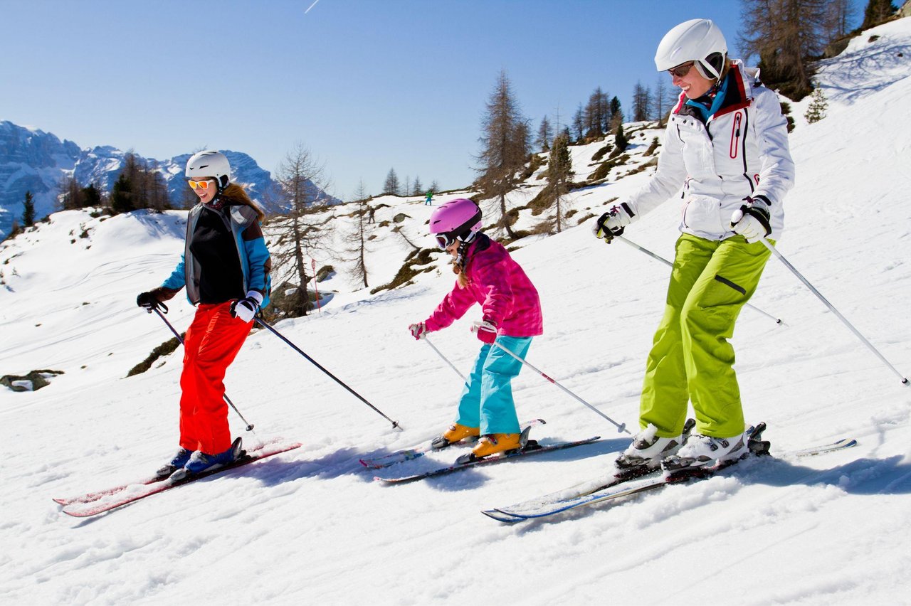 6430028 Skiingwithyoungkid