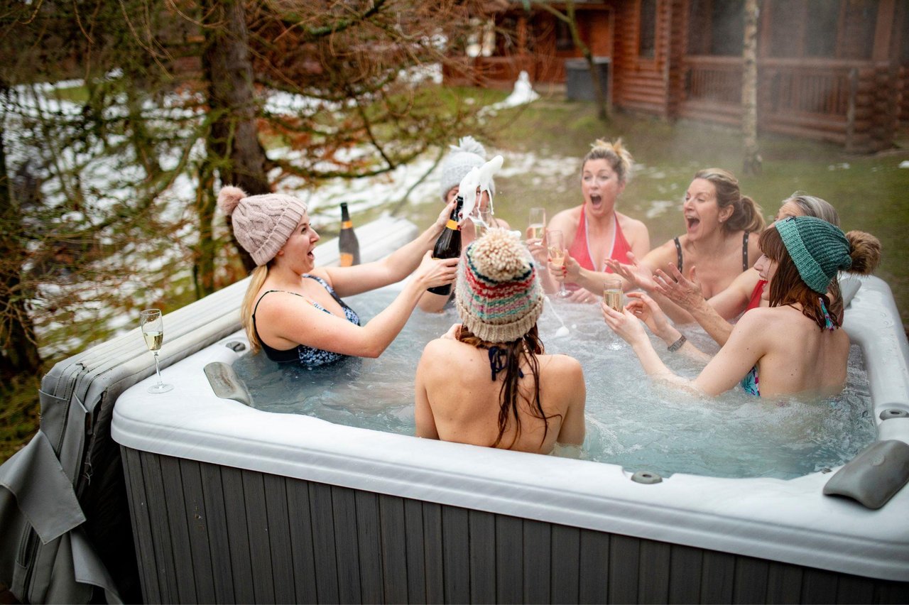 6430029 Girlstriptoparkcitycelebratinginhottub