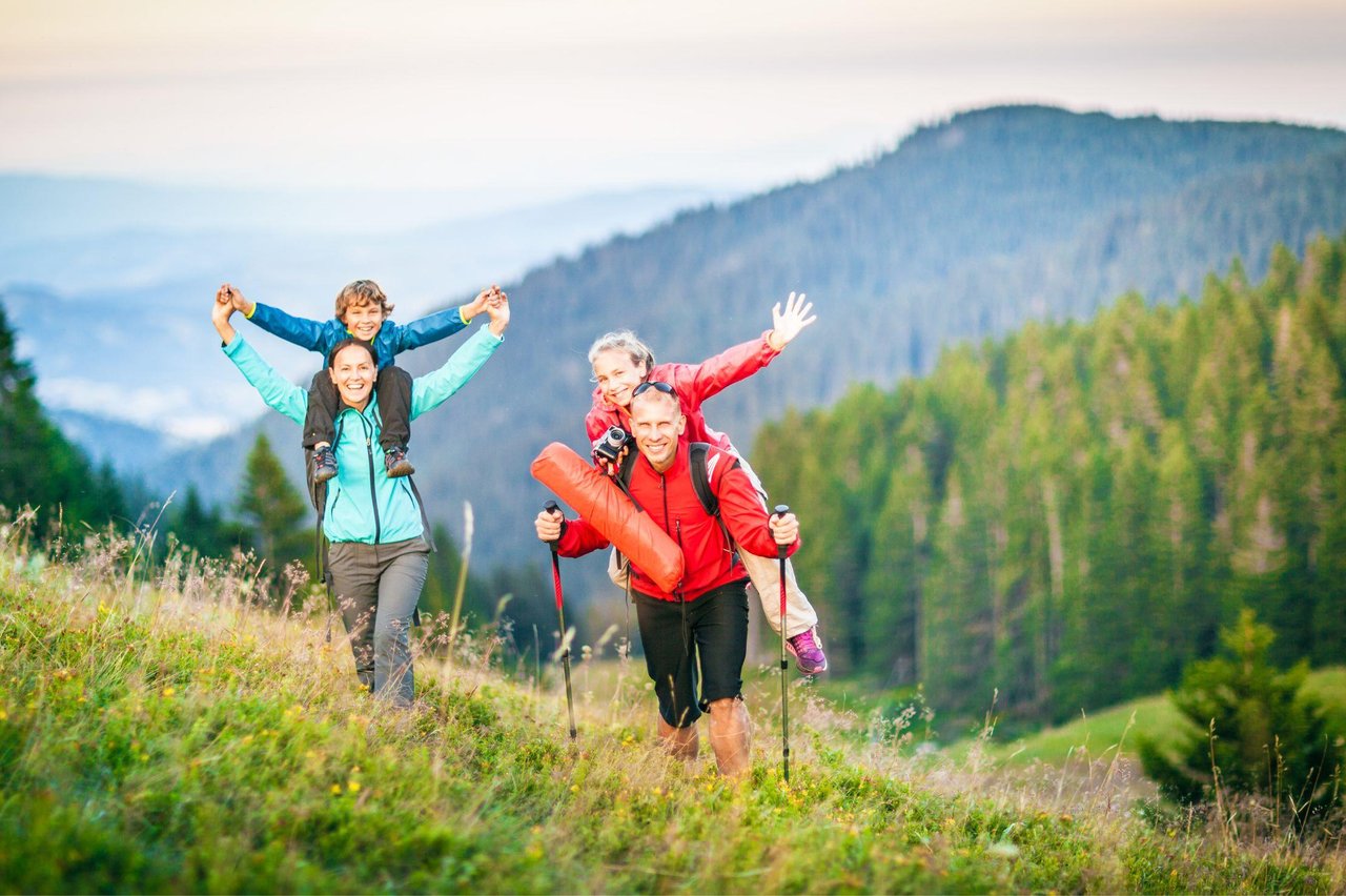 6430030 Youngfamilyhiking