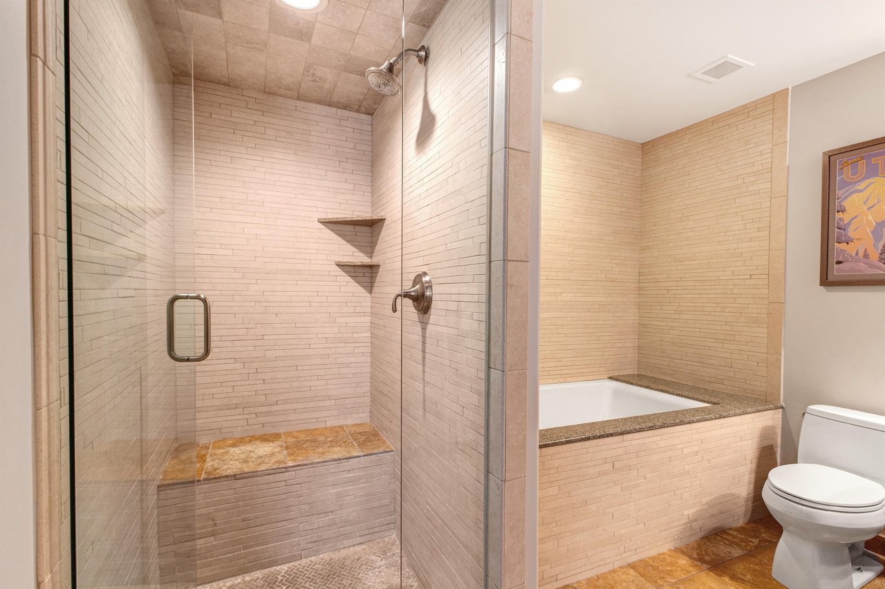 Lowell 402s bathroom with walk in shower and deep soaker tub.